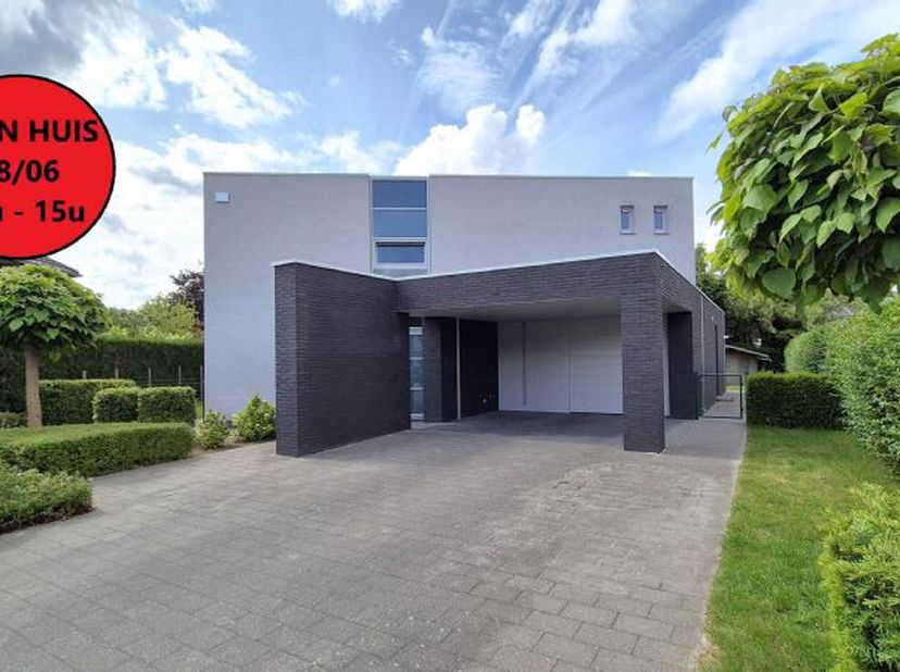 OPEN HUIS ZATERDAG 28/06 van 14u tot 15u. Deze instapklare architecturale villa geniet van een droomligging, in een doodlopende straat binnen een resi